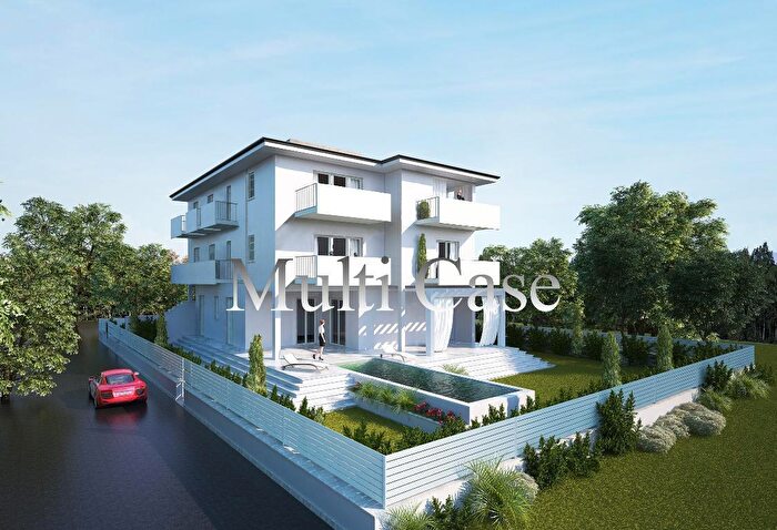 Appartamento quadrilocale in vendita in Viale Roma, Pietrasanta