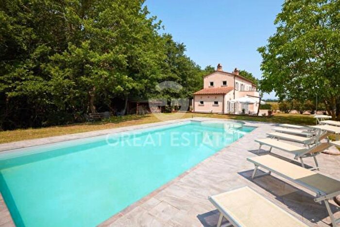 Casa con 6 locali in vendita in Cortona