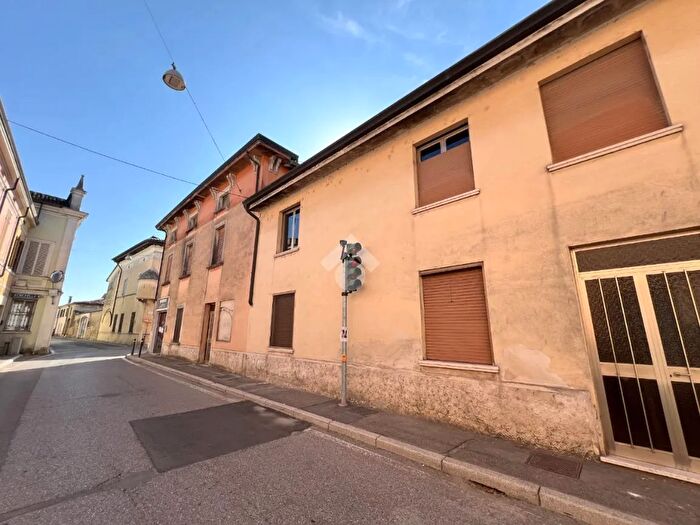 Case in Vendita e in Affitto - 2