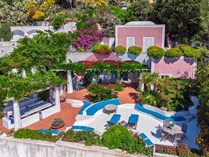 Casa con 9 locali in vendita in Via Giancos Snc, Ponza