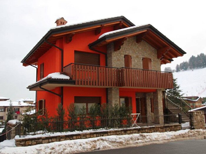 Appartamento trilocale in affitto in Via Monte Bianco, Selvino