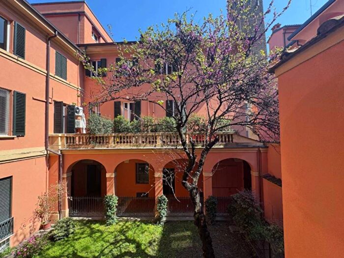 Appartamento monolocale in affitto in via Del Monte, Centro Storico, Bologna