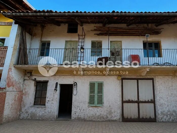 Casa con 8 locali in vendita in Via San Martino, Villareggia