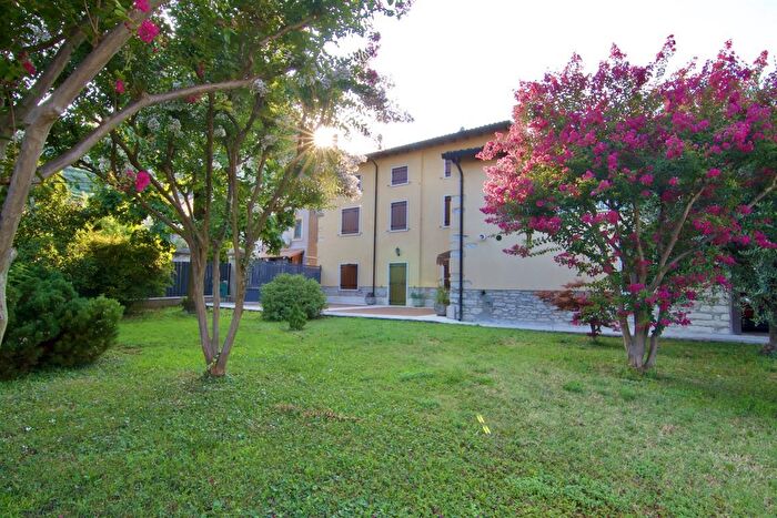 Casa con 12 locali in vendita in Soave