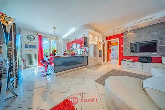 Appartamento con 5 locali in vendita in Via Nazionale Colico Lc, Colico