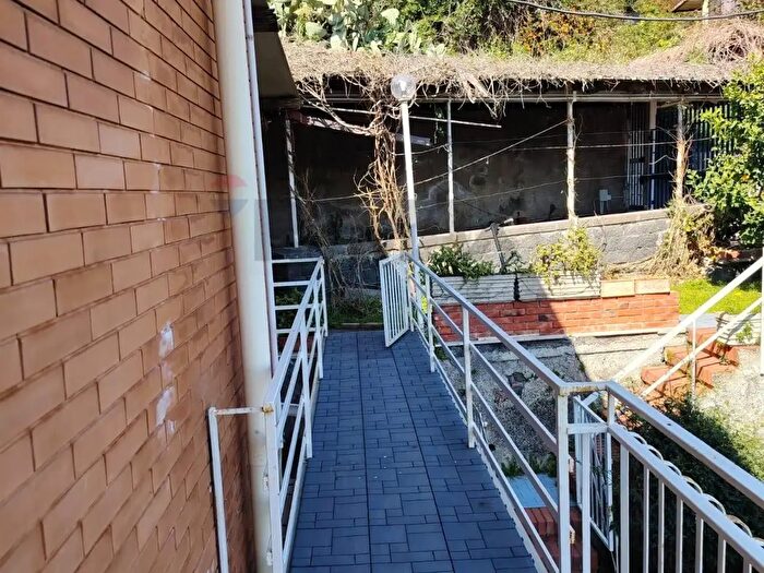 Appartamento trilocale in affitto in Via Livorno, Aci Castello