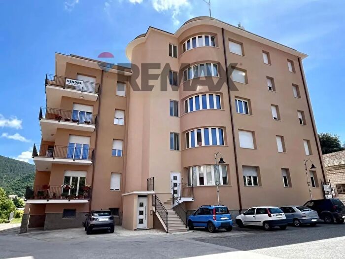 Appartamento con 5 locali in vendita in Piazza Medaglie d'Oro, Nocera Umbra