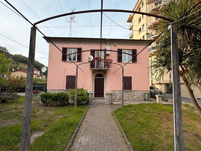 Casa con 8 locali in vendita in Arcola