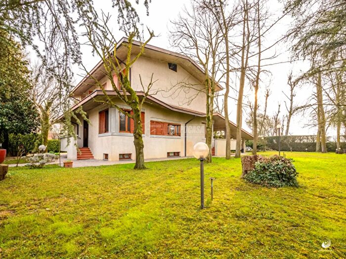 Casa con 7 locali in vendita in Via Vigna Verde, Modena