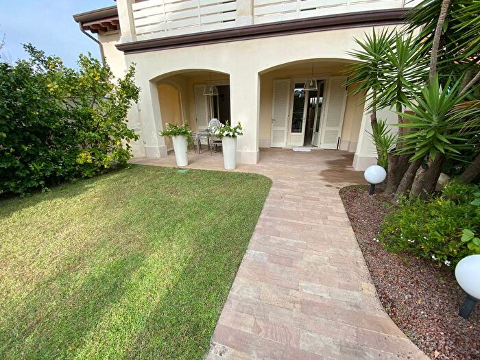 Appartamento trilocale in affitto in Via Cesare Battisti, Centro, Forte dei Marmi