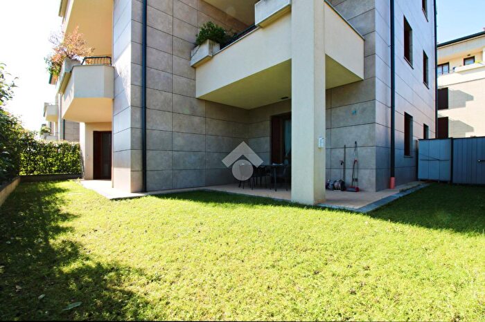 Appartamento trilocale in vendita in Via Bazzana Inferiore, Assago