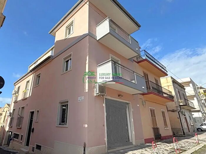 Casa con 12 locali in vendita in Via Giorgio Cataldi, Modica