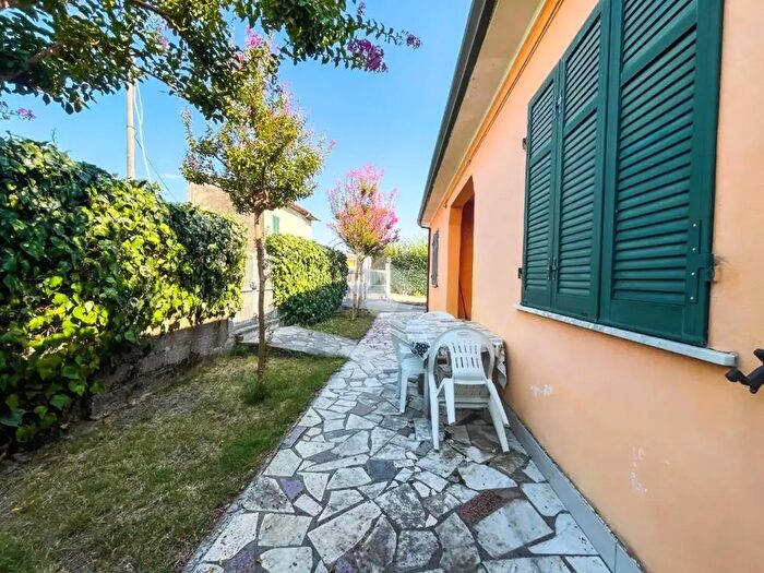 Casa con 6 locali in vendita in Via Pietrasanta, Massa