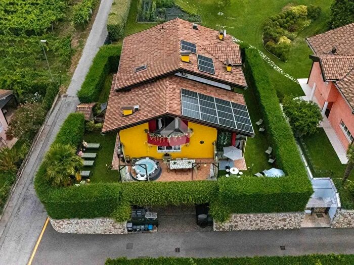 Casa con 8 locali in vendita in Via Grebeni, Besenello