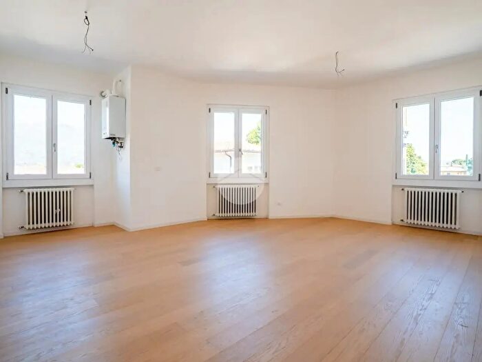 Appartamento trilocale in vendita in Via Trento, San Felice Del Benaco