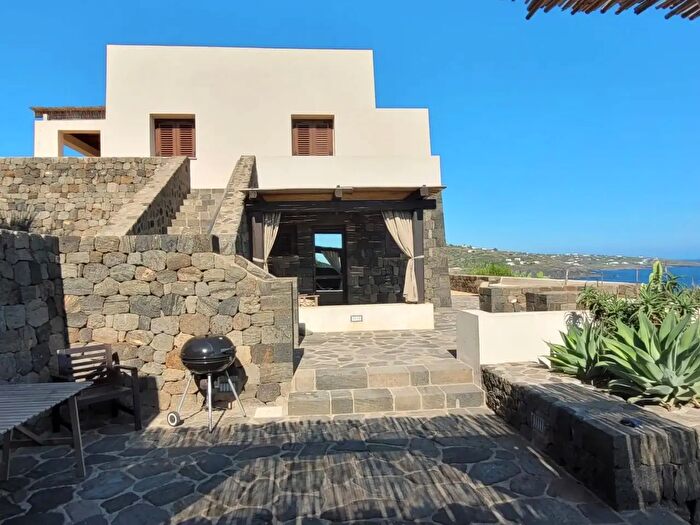 Casa con 12 locali in vendita in Cda Kartibucale Snc, Pantelleria