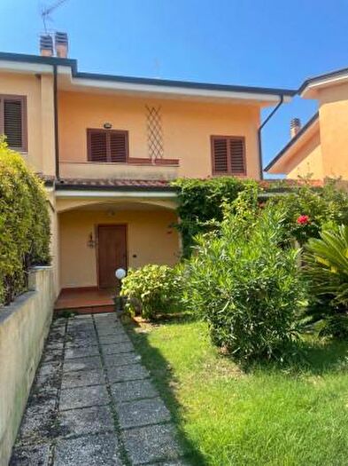 Casa con 5 locali in vendita in Latina