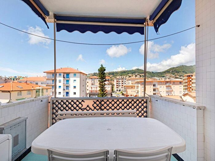 Appartamento con 5 locali in affitto in Via Bent Amilcare Nuvolone, Centro, Taggia