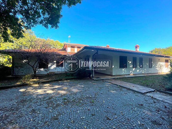 Casa con 8 locali in vendita in Strada del Rossetto, Candia Canavese