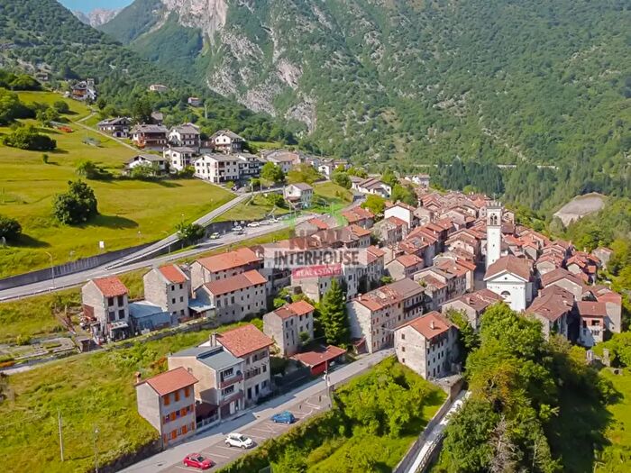 Appartamento con 6 locali in vendita in Via Pier Fortunato Calvi, Erto E Casso