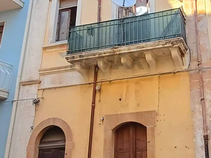 Casa con 8 locali in vendita in Pachino