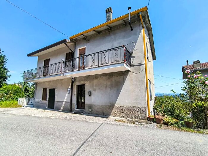 Casa quadrilocale in vendita in Strada Provinciale San Sisto, Piandimeleto