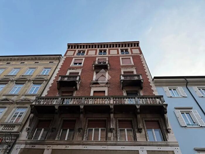 Appartamento quadrilocale in affitto in Via Genova, Trieste