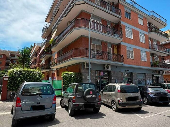 Appartamento trilocale in affitto in Via Fabrizio Luscino, Appio Claudio Statuario, Roma