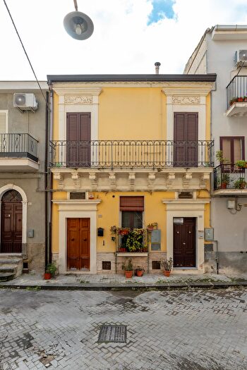 Casa con 6 locali in vendita in Via Cafici, Vizzini