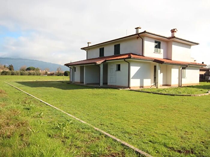 Casa con 8 locali in vendita in Via Carlo IV Montecarlo, Montecarlo