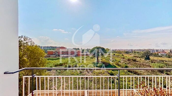 Appartamento trilocale in vendita in Via Torre del Greco, Roma