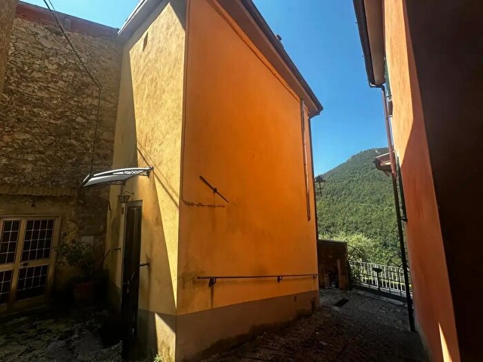 Casa con 6 locali in vendita in Fabbriche di Vergemoli