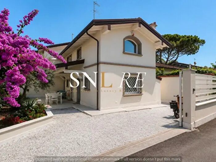 Casa con 6 locali in vendita in Via Piave, Forte Dei Marmi