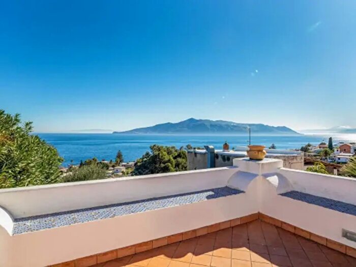 Casa con 6 locali in vendita in Via Belvedere, Santa Marina Salina