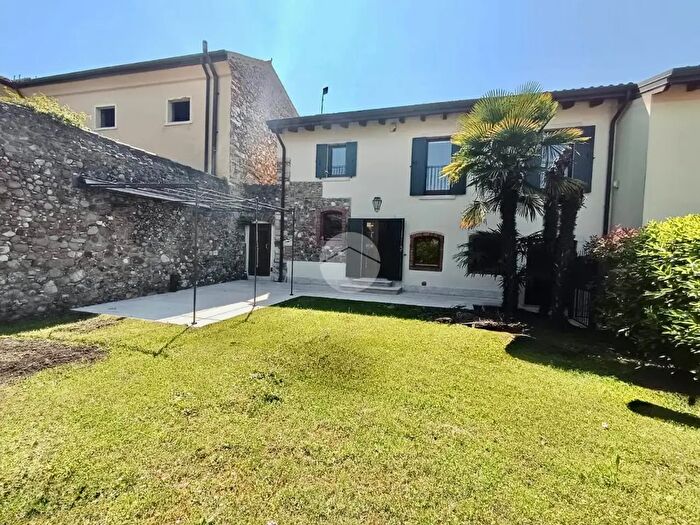 Casa con 5 locali in vendita in Via Piovezzano Vecchia, Pastrengo