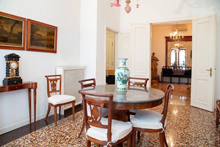 Appartamento con 5 locali in vendita in Via Altinate Padova, Padova