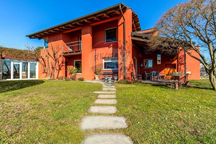 Casa con 6 locali in vendita in Via Crispi, Roasio