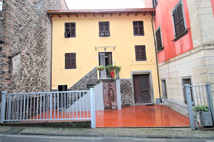 Casa con 10 locali in vendita in Fivizzano