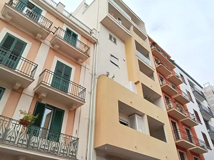 Appartamento trilocale in affitto in Via Emanuele Mola, Bari