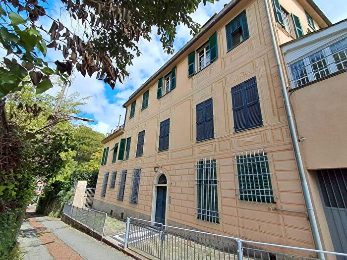 Appartamento trilocale in affitto in Via Romana della Castagna, Quarto, Genova