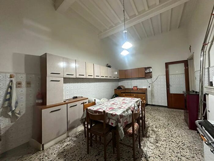 Casa con 16 locali in vendita in Via Capannoresi, Lucca