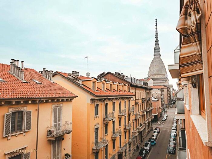 Appartamento trilocale in affitto in Via Montebello, Vanchiglia, Torino