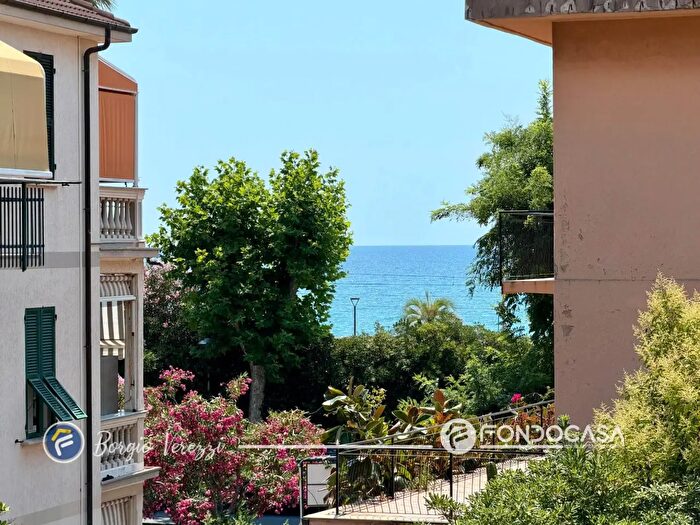 Appartamento quadrilocale in vendita in Via IV Novembre, Borgio Verezzi