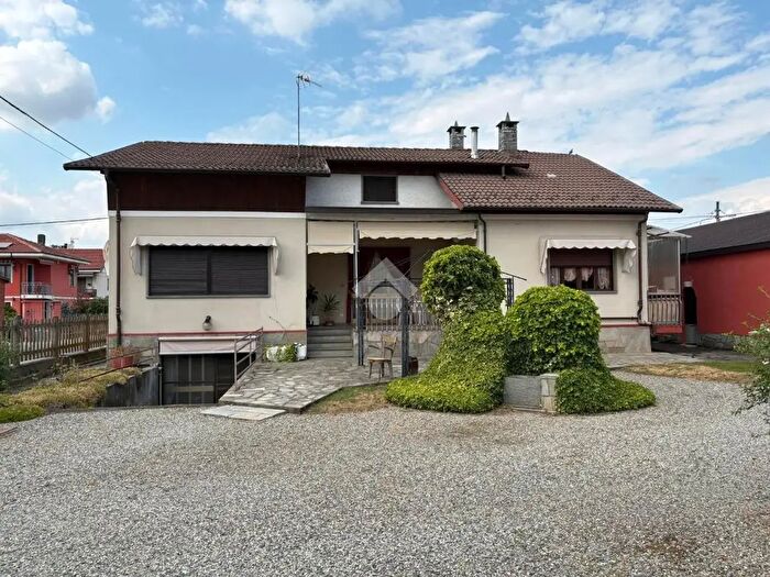 Casa con 5 locali in vendita in Via Foscolo, Cavour