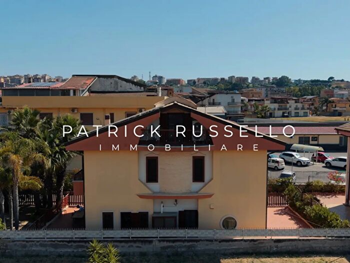 Casa con 9 locali in vendita in Via Butera, Gela