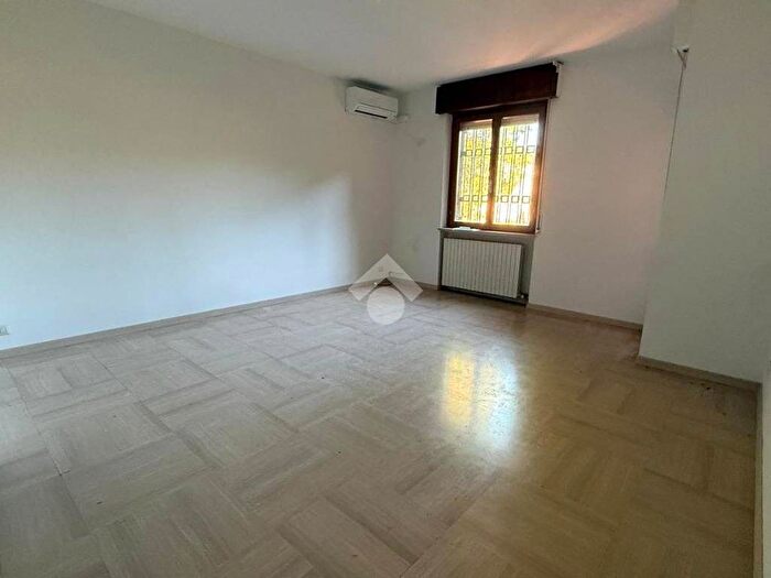 Appartamento trilocale in affitto in Pindemonte, Verona