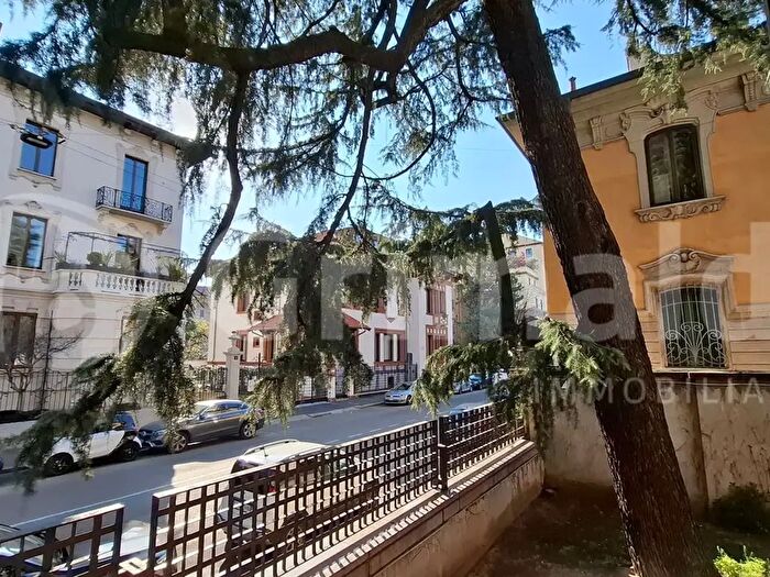 Appartamento trilocale in affitto in Via Monferrato, Milano