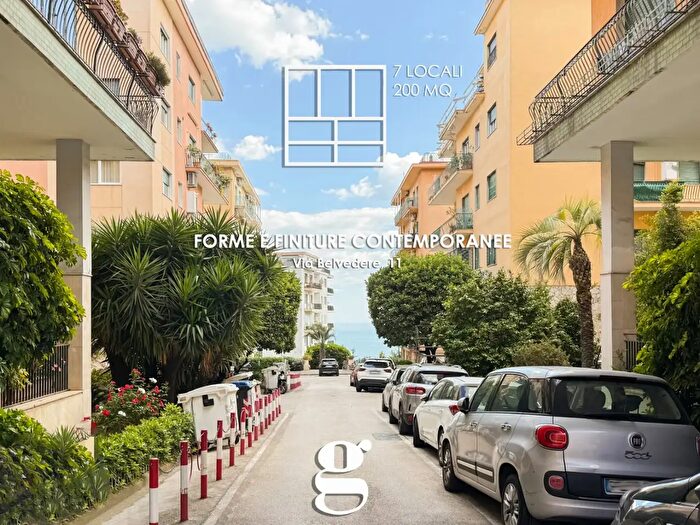Appartamento con 7 locali in vendita in Via Belvedere, Napoli