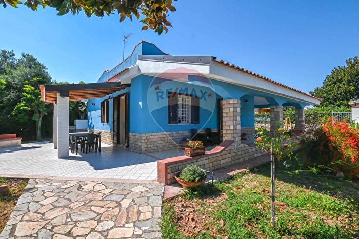 Casa con 6 locali in vendita in Via Lago Albano, Siracusa