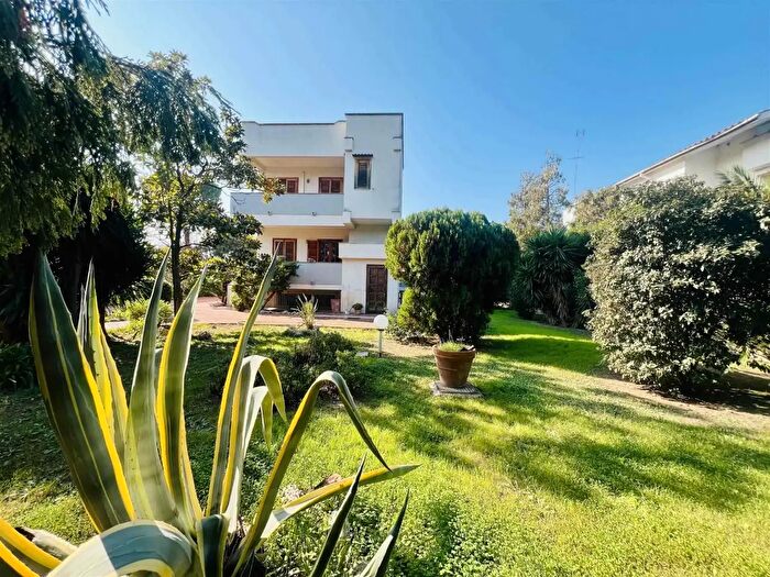Casa con 13 locali in vendita in Via Alberto Russo Frattasi, Bari